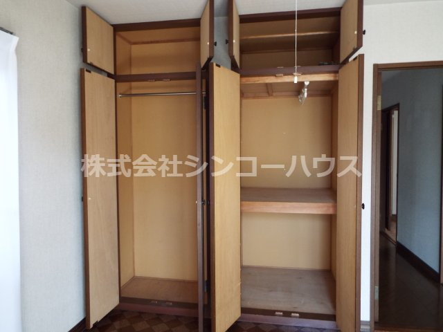 収納スペースに荷物を仕舞ってお部屋をスッキリ使えます。
