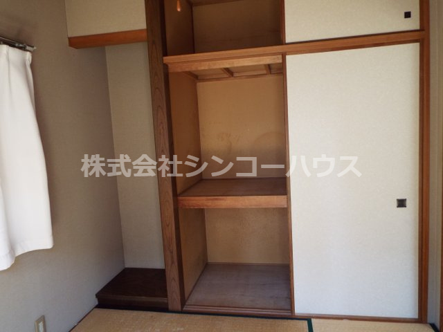 和室にはお布団等の収納にも便利な押入があります！