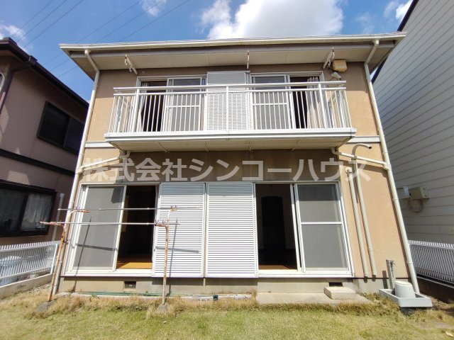 北側道路の物件ですが、庭があることで南側のスペースが確保されています。
