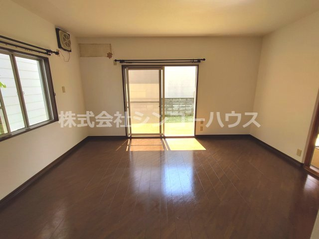 キッチンからリビングを撮影しています。