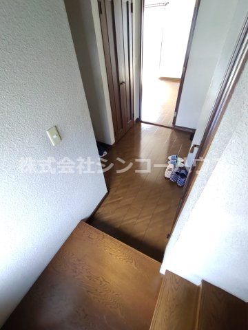階段から撮影した玄関ホール部分です。