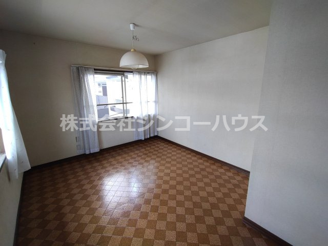 2階北側の洋室。窓が2か所あります！