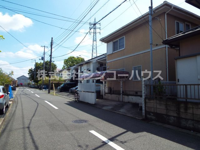 前面道路の車通りもそこまで多くはありません。