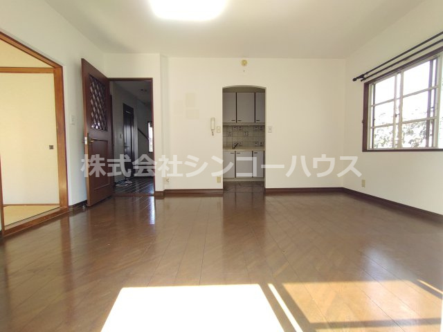 ゆとりのリビングには南側の窓から陽射しが入ります。