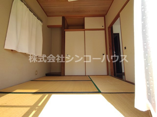 約4.5畳の和室には床の間と押入があります。