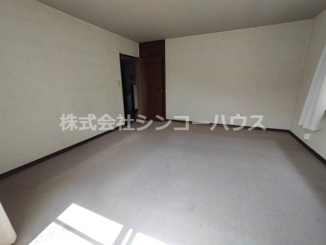 2階洋室。ゆとりの広さで快適に過ごすことができます！