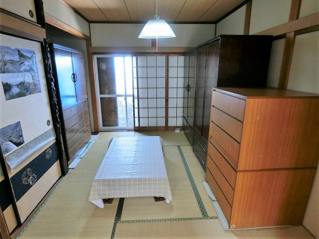 1階6帖、床の間のある和室です。