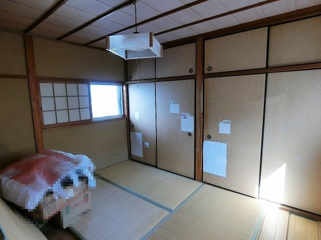 2階和室、押入付きです。