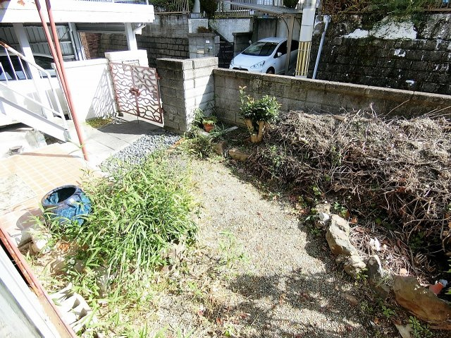 南東側、ガーデニングなどを楽しめるお庭です。
