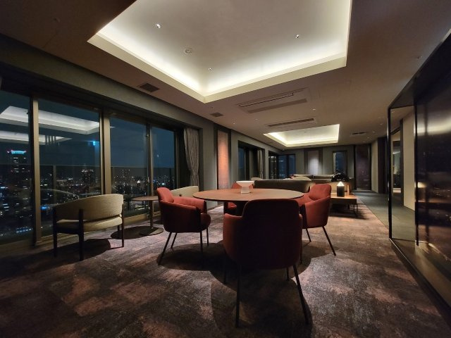 【スカイラウンジ】オーナーであることに酔いしれ、大阪を一望するダイナミックな夜景をお楽しみください。