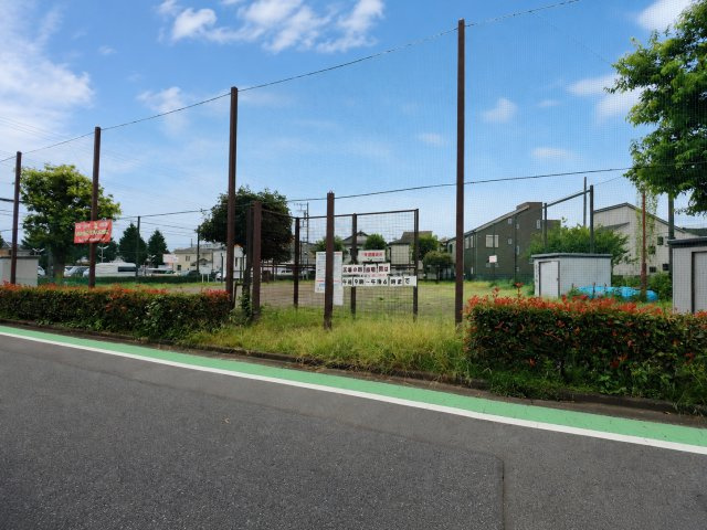 周辺には屋外で過ごせる広場もあり、住宅地でありながら身近に開放的な環境があります。