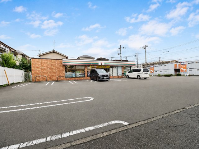 セブンイレブン。日々のお買い物や急な買い足しにも便利なコンビニが周辺にあります。