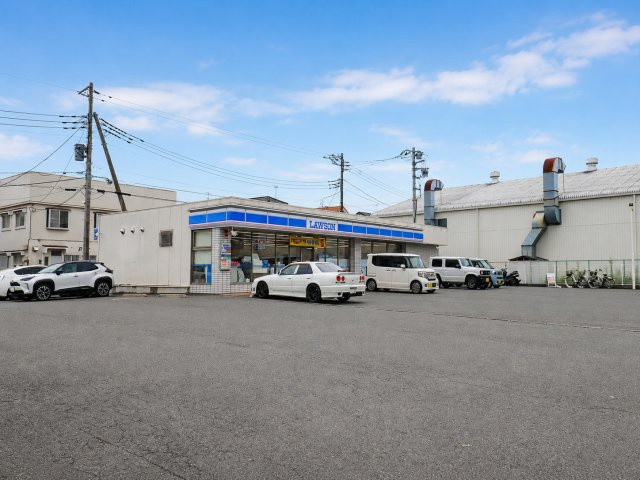 ローソン。周辺には複数のコンビニがあり、生活スタイルに合わせて使い分けできます。