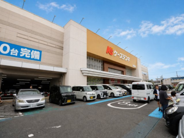 ケーズデンキ。周辺にはスーパーだけでなく、大型商業施設や専門店も揃っています。