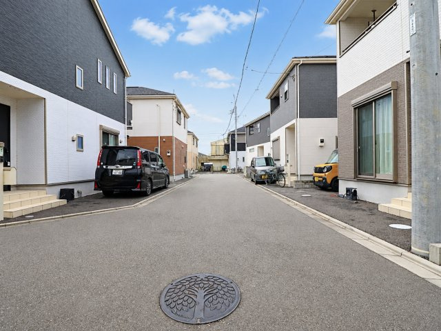 全18棟で開発された分譲地内の街並み。通過交通が入りにくく、住宅地として落ち着いた環境です。