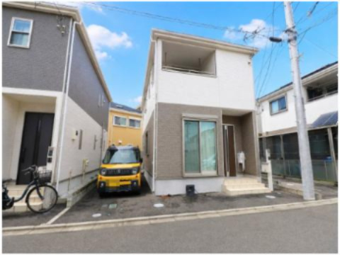 建物正面からの外観。ホワイト×ブラウンを基調とした、すっきりとしたデザインの2階建住宅です。