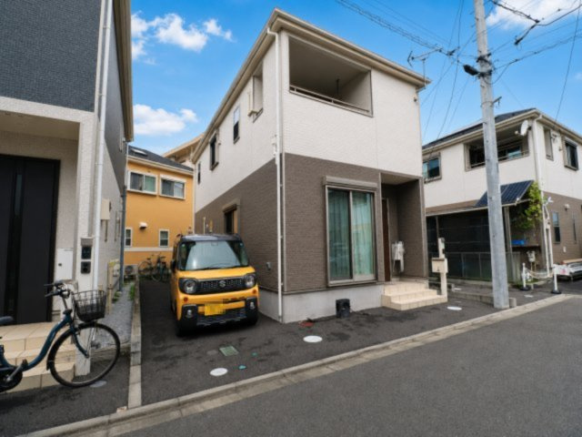 落ち着いた色合いの外観。全18棟の開発分譲地内に位置する、統一感のある街並みの一画です。