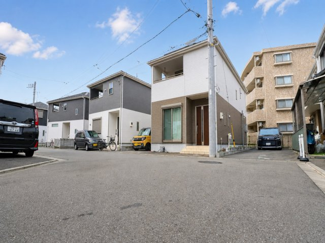 開発分譲地ならではの整った街並み。前面道路は幅員約5.0mの公道で、ゆとりを感じられる住環境です。