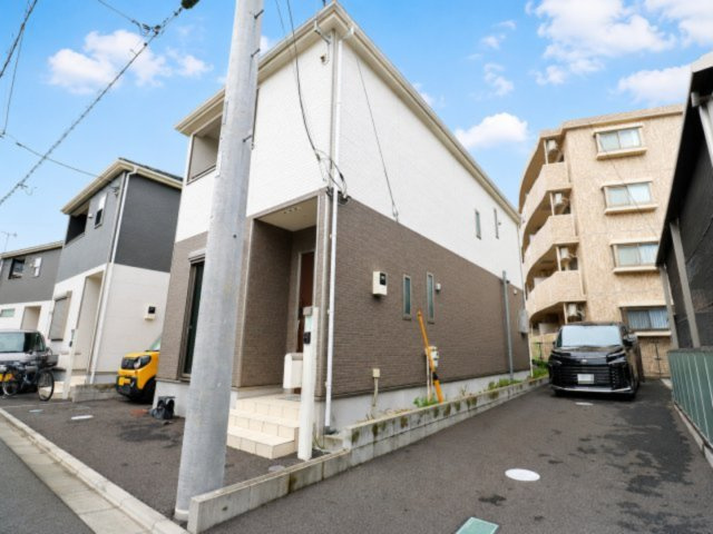 建物を斜めから撮影。敷地や建物の奥行き、隣接地との位置関係もご確認いただけます。