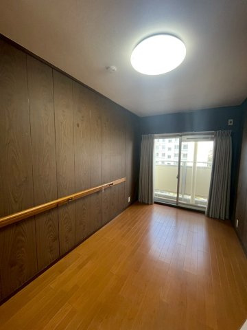南側（バルコニー側）6帖の洋室です。
