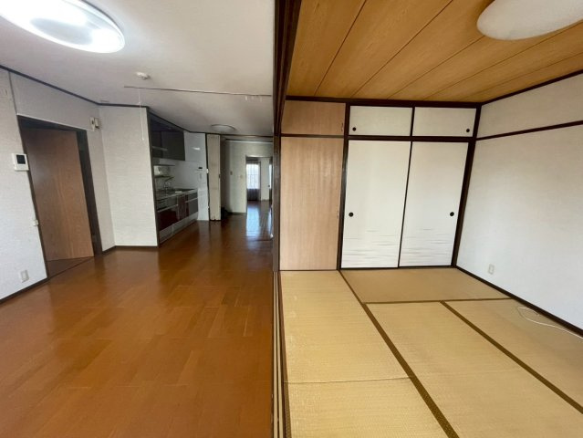 リビングとバルコニー側に面した和室です。