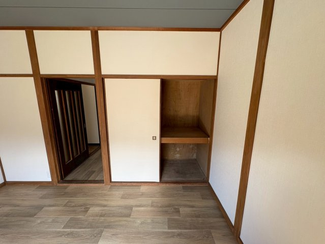 押入タイプの収納スペースで上下に分かれた造りにより布団や衣類日用品までしっかり整理可能。奥行もありかさばる荷物もすっきり収まります。部屋を広く使える収納力が魅力で生活感を抑えた空間づくりに役立ちます　
