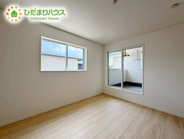 バルコニーに面していて、たっぷり光りの入る明るい主寝室です！
