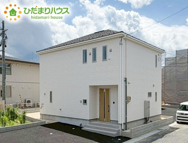 白を基調とした明るい印象を受ける外観です！