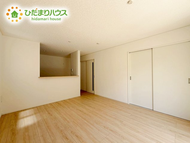 リビング大きな窓からは、暖かな日の光が降り注ぎます・・・