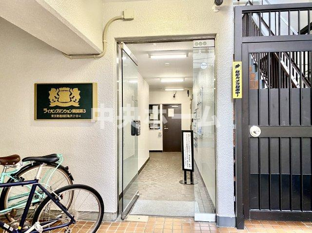 【エントランス】マンションのエントランスは、その物件の印象を決める、顔とも言える場所です。毎日通る場所ですからきれいなのが一番です。エントランス内はオートロックですので暮らしの安全も確保されています。