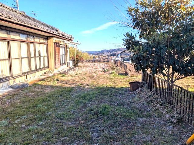 遠くの山々を見渡せる日当たり抜群の庭スペース！庭いじりや菜園など多彩な趣味を楽しめる広さが魅力です。