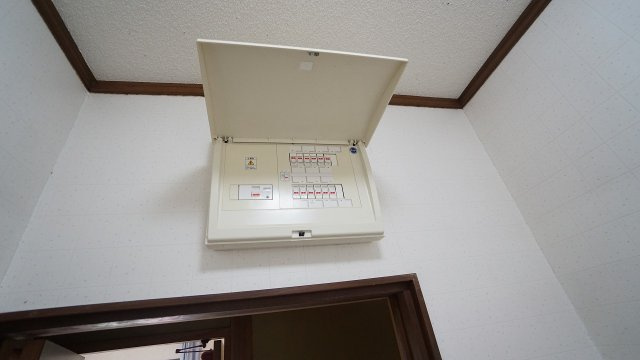 ◎電源ブレーカー　洗面脱衣室にあります。