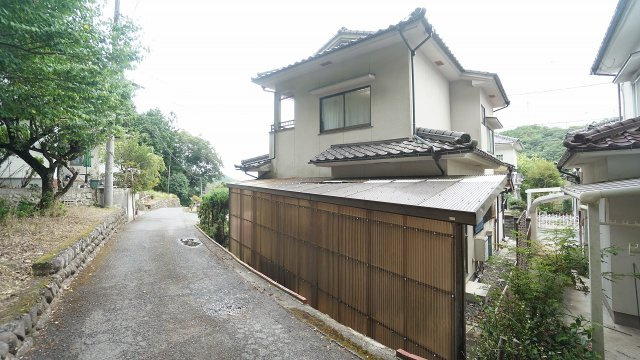 ◎5ＬＤＫ戸建て　角地で開放感あり陽当り眺めも良好　広い敷地、ドッグラン、ガーデニング、家庭菜園などに活用可能　車2台～駐車可能、屋根つき洗濯物干しスペース
