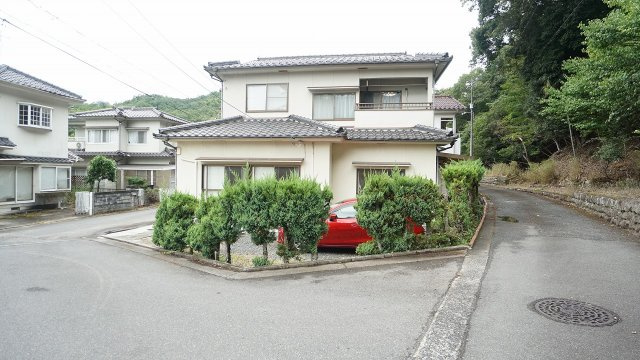 ◎5ＬＤＫ戸建て　角地で開放感あり陽当り眺めも良好　広い敷地、ドッグラン、ガーデニング、家庭菜園などに活用可能　車2台～駐車可能、屋根つき洗濯物干しスペース