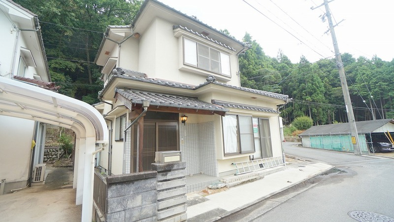 ◎5ＬＤＫ戸建て　角地で開放感あり陽当り眺めも良好　広い敷地、ドッグラン、ガーデニング、家庭菜園などに活用可能　車2台～駐車可能、屋根つき洗濯物干しスペース