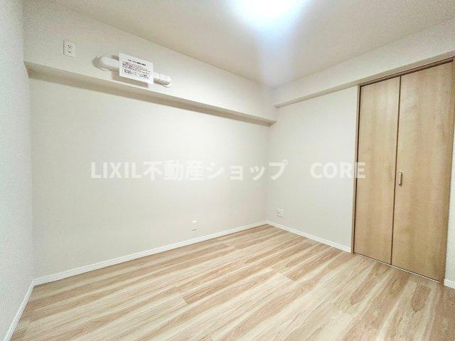 床材や建具は家具にも合わせやすい落ち着いた色合いになっております。