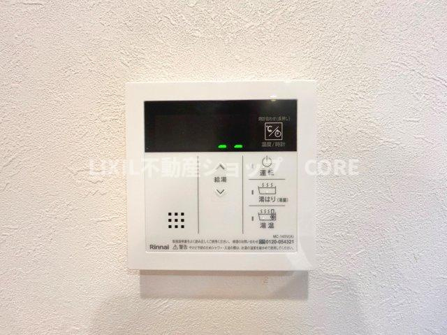 お風呂はボタンひとつで一定量の湯を浴槽に張ったり、保温や追い焚きをすることができる便利な機能付