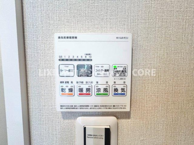 浴室乾燥機能で雨の日でも乾燥が可能。また、浴室内の湿気を排気し、カビの発生を抑えます。