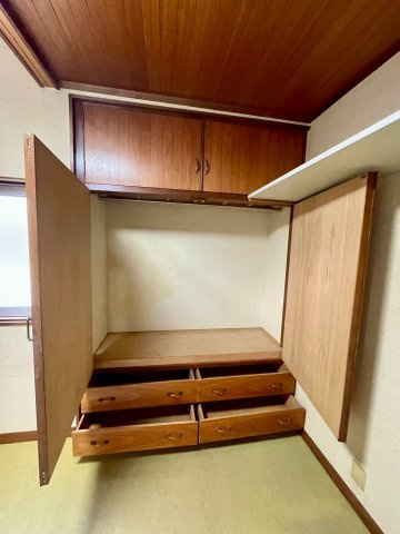 洋室の収納スペース。