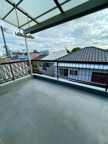 広々ルーフバルコニー。ちょっとした雨ならへっちゃらです。ちょっと外の空気を吸いたい時にもぴったり。