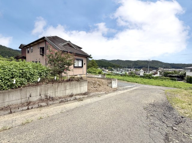 ■外観｜周囲の見渡しが良く、車の出入りの際も安全確認がしやすいため、小さなお子様がいるご家庭でも安心です♪