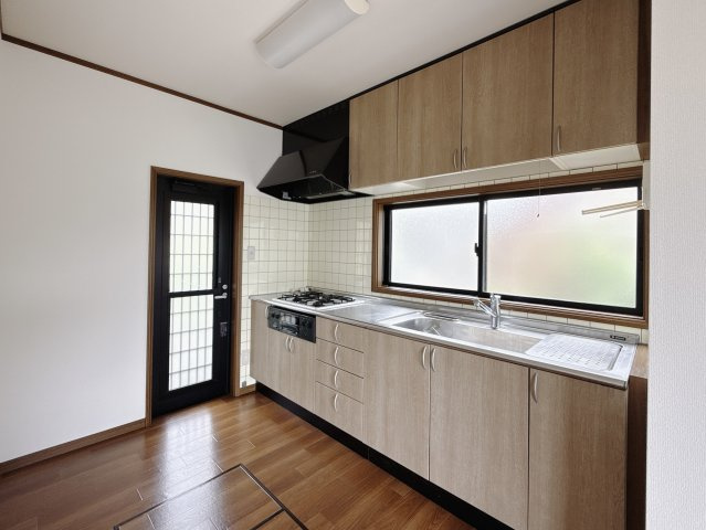 ■キッチン｜大きなお鍋や調理用具のも出し入れラクラクな収納がたっぷり！毎日使う場所だからこそ、無理のない姿勢で作業できるのは嬉しいポイントですね(*＾＾*)♪