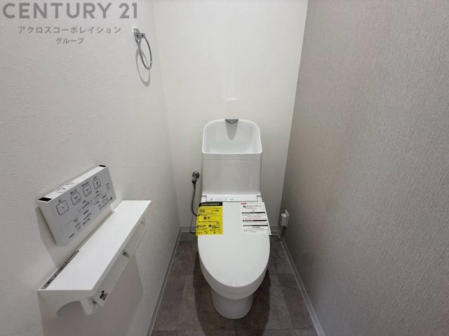 温水洗浄便座付トイレは温水洗浄機能により、暖かい水でおしりを洗浄することができ、冷たい水を使う従来の便座に比べ、温水洗浄機能で暖かいトイレを提供し、快適な使用を可能にします。