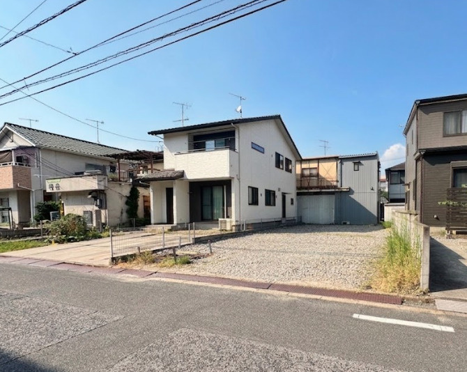 前面は幅員約6mの公道に接道しており、ゆとりある道路幅は、車での出入りや駐車時にも嬉しいポイント。南西側が道路となっているため、採光を意識した明るい住まいづくりも検討しやすい立地です。