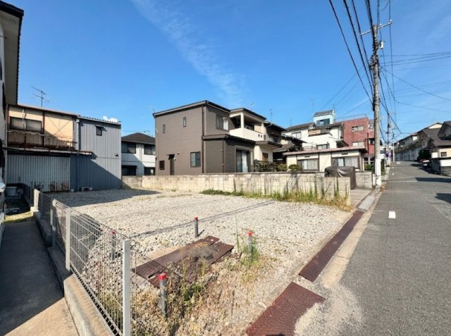 前面は幅員約6mの公道に接しており、開放感のある土地です。道路幅にゆとりがあり段差もないため、車の出入りもスムーズ。小学校・こども園・スーパーも徒歩圏内に揃い、子育て世帯にも暮らしやすい住環境です。