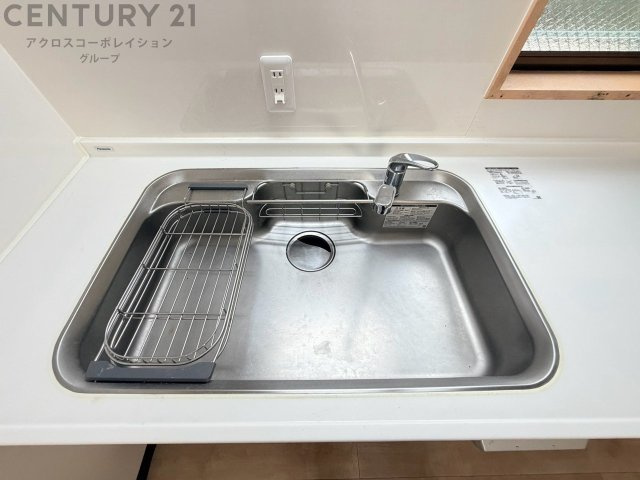 大きなシンクでお鍋などの大きな調理器具を洗う際にも便利です。