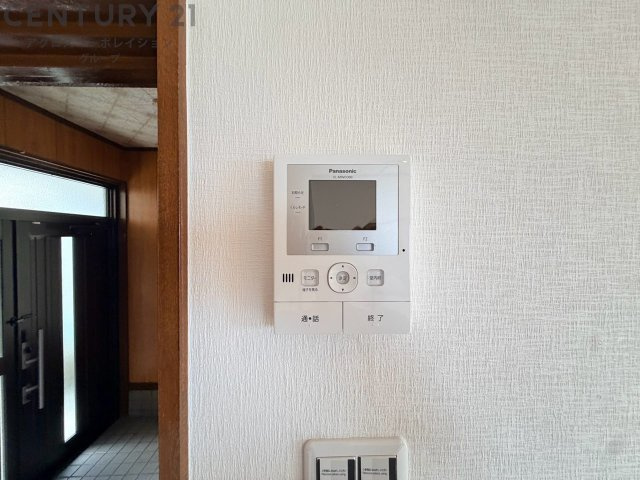 訪問者が来たときにテレビ画面で確認できるため、安心してドアを開けられます。録画機能があるものもあり、留守中に来訪者を記録しておくことができます。利便性が高く、セキュリティ面でも安心です。