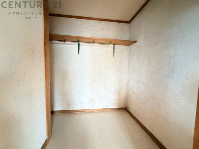 ウォークインクローゼットは、歩いて入れるタイプの収納スペースで、衣類や小物を整理しやすいのが特徴です。一般的なクローゼットよりも広く、収納力が高いため、家の中をすっきり保つのに役立ちます。