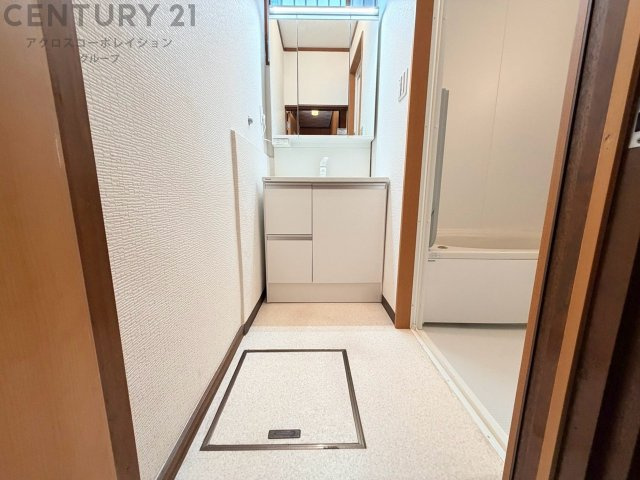 衣服の収納や脱ぎ着や整理整頓がしやすく、湿った衣類を乾燥させるスペースがありカビや臭いの発生を防ぎます。床の汚れを他の部屋に持ち込まず清潔を保つことができます。また快適な入浴環境の整備にも役立ちます。