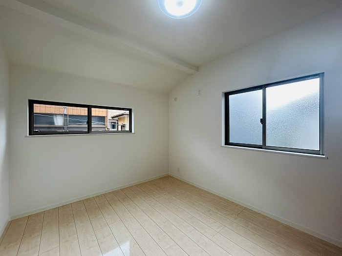 【2階北東側洋室】約6帖の大きさの部屋となっております。